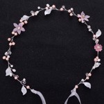 Perle- og blomsterkrans med perler, lyserøde blomster og sølv blade